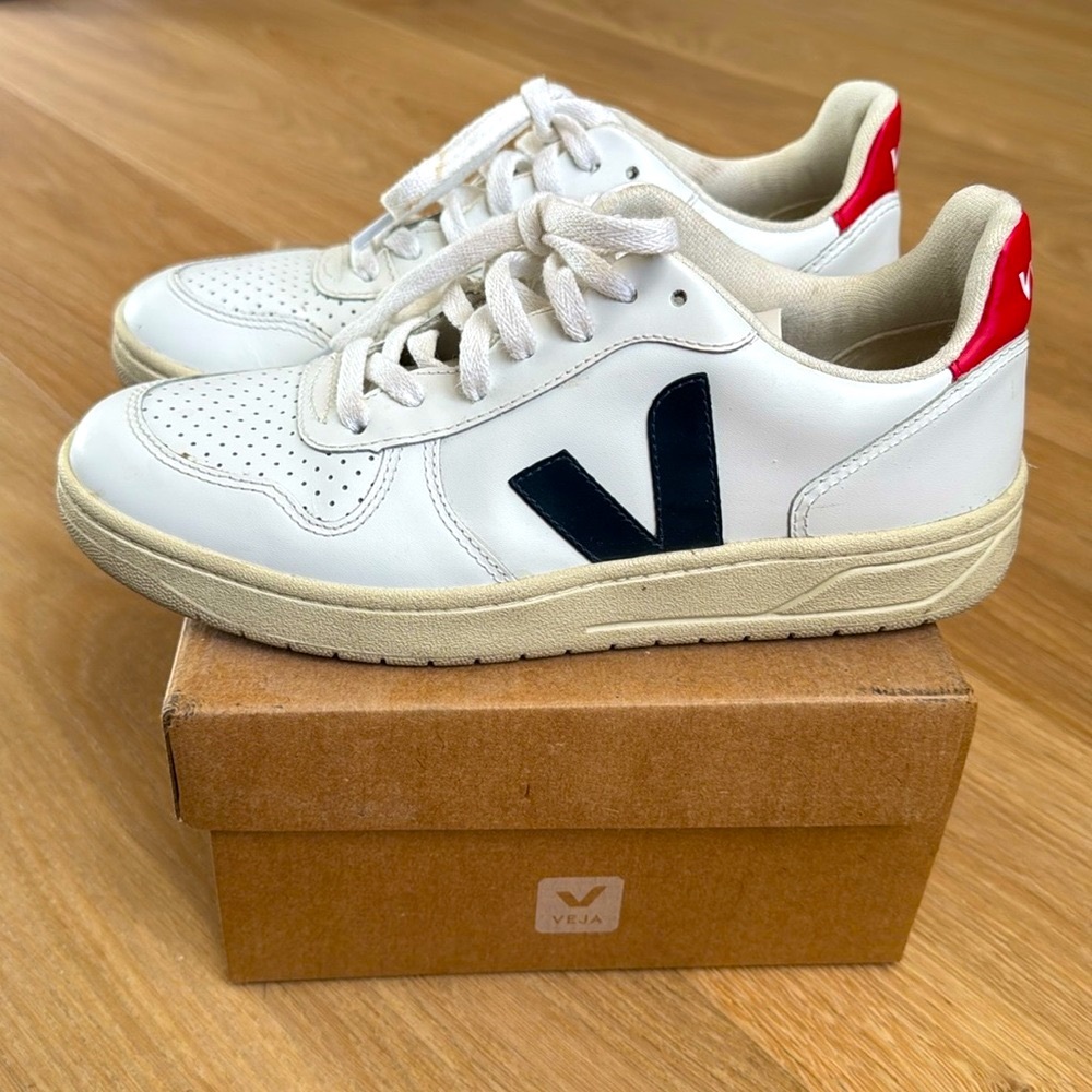 Vejas V-10 Sneakers in Red and Navy. US Women’s 7/EUR 38